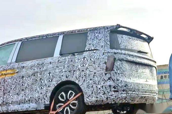 Mẫu MPV n&agrave;y được trang bị c&aacute;nh gi&oacute; mui cỡ lớn
