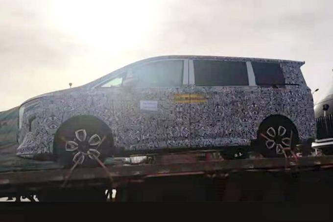 Thiết kế b&ecirc;n sườn của mẫu MPV n&agrave;y