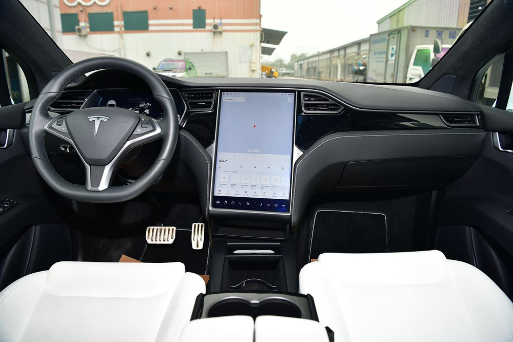 Toàn cảnh khoang lái xe Tesla Model X Performance