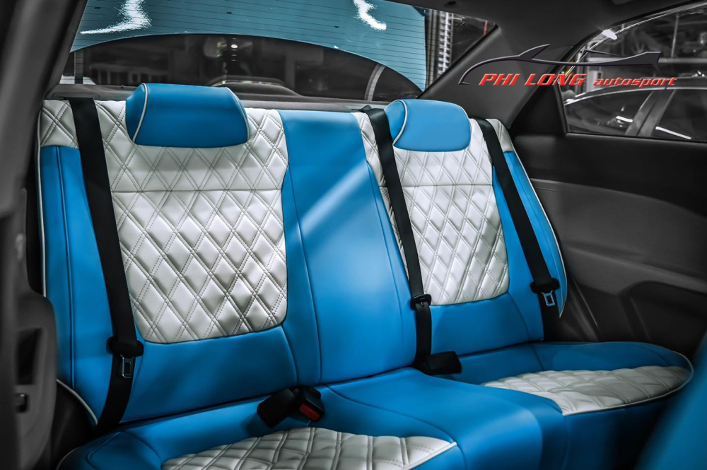 Ghế ngồi được bọc da mới với 2 tông màu là trắng và xanh dương nhạt