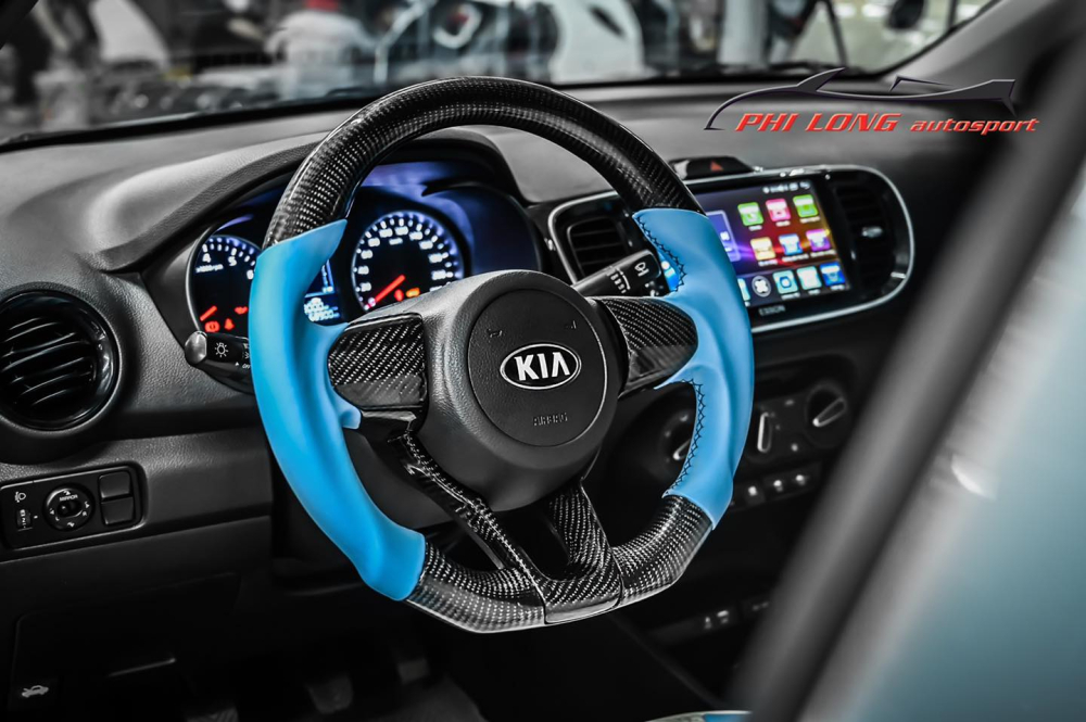 Vô-lăng là sự kết hợp của da và carbon