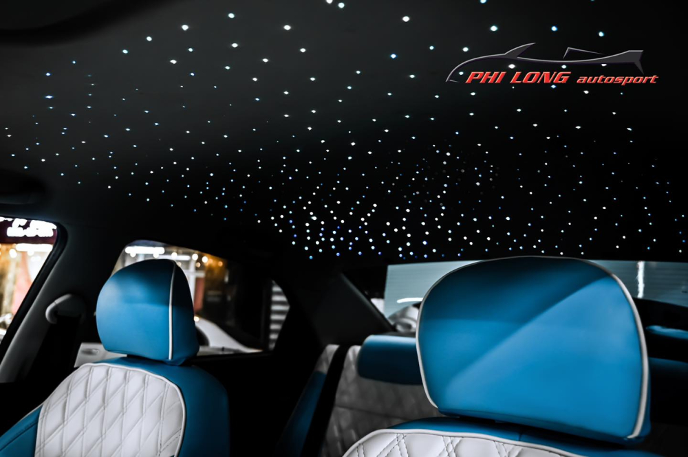 Và chủ nhân còn đầu tư cả trần đầy sao như các mẫu xe Rolls-Royce