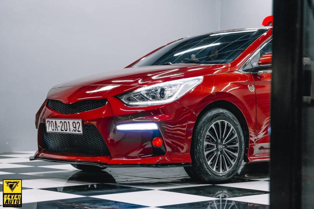 Phần mặt tiền của xe Hyundai Accent sau bản độ body kit
