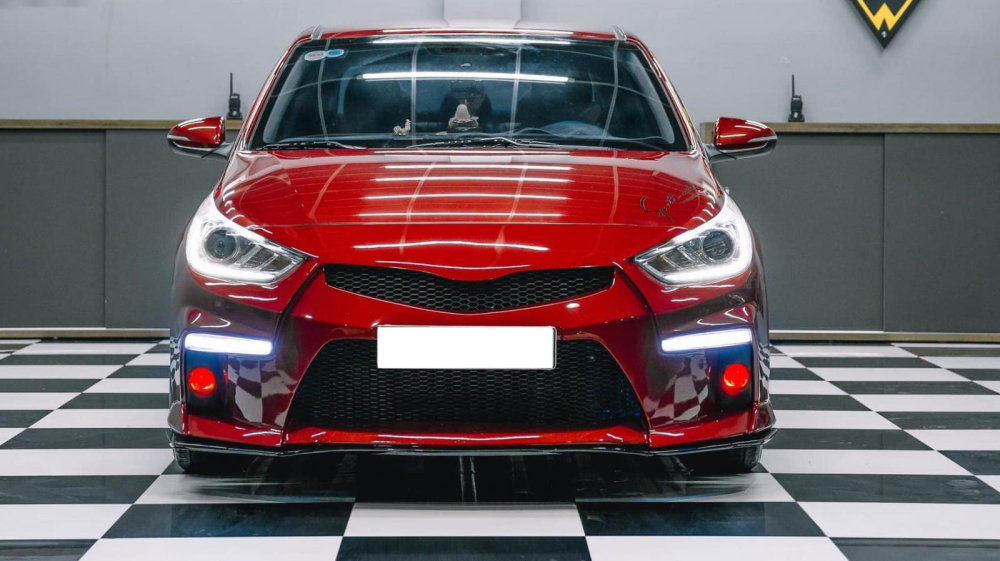 Hyundai Accent nhìn từ đầu xe sau khi đươc độ