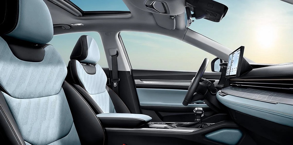 Geely Emgrand L 2022 c&ograve;n c&oacute; cửa sổ trời