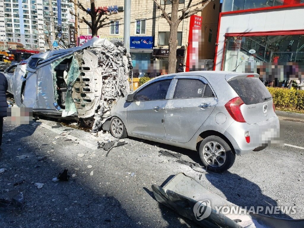 Chiếc taxi bị biến dạng hoàn toàn sau vụ tai nạn