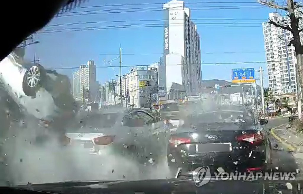 Khoảnh khắc chiếc taxi rơi xuống đường, trúng những chiếc ô tô đang dừng chờ đèn đỏ