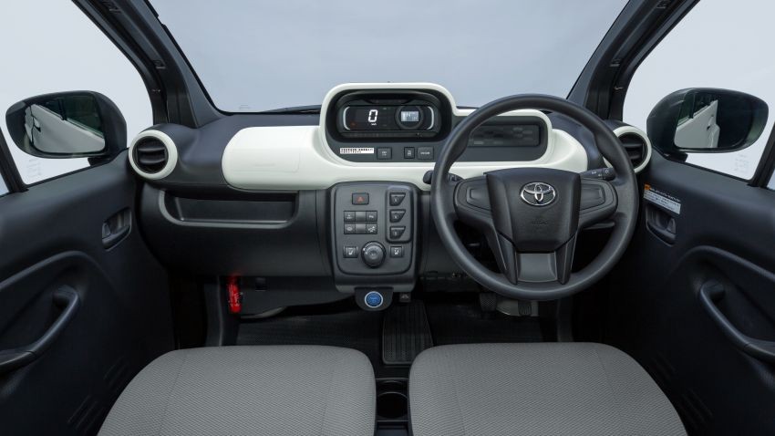Nội thất khá đơn sơ của Toyota C+pod 2022