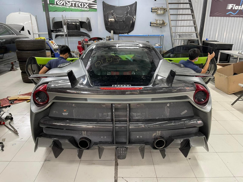 Cận cảnh thiết kế đuôi xe Ferrari 488 GTB độ Misha Designs thứ 2 tại Việt Nam