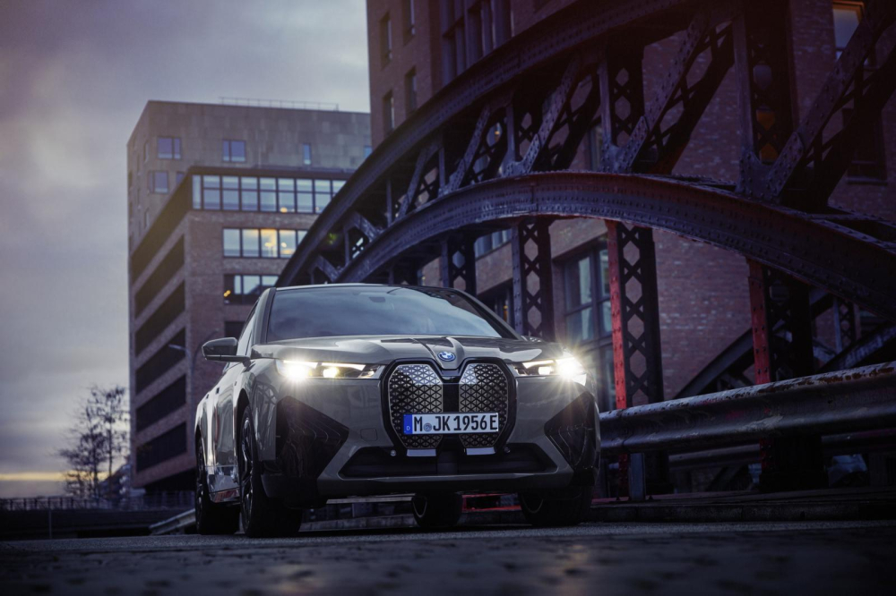 BMW iX M60 2022 dùng đèn pha laser