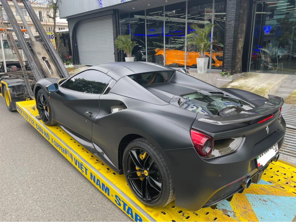 Sau khi tậu si&ecirc;u xe Lamborghini Aventador SVJ giới hạn, CEO nh&agrave; thuốc t&acirc;y mua chiếc xe Ferrari phi&ecirc;n bản 488 Spider trong cuối năm 2021