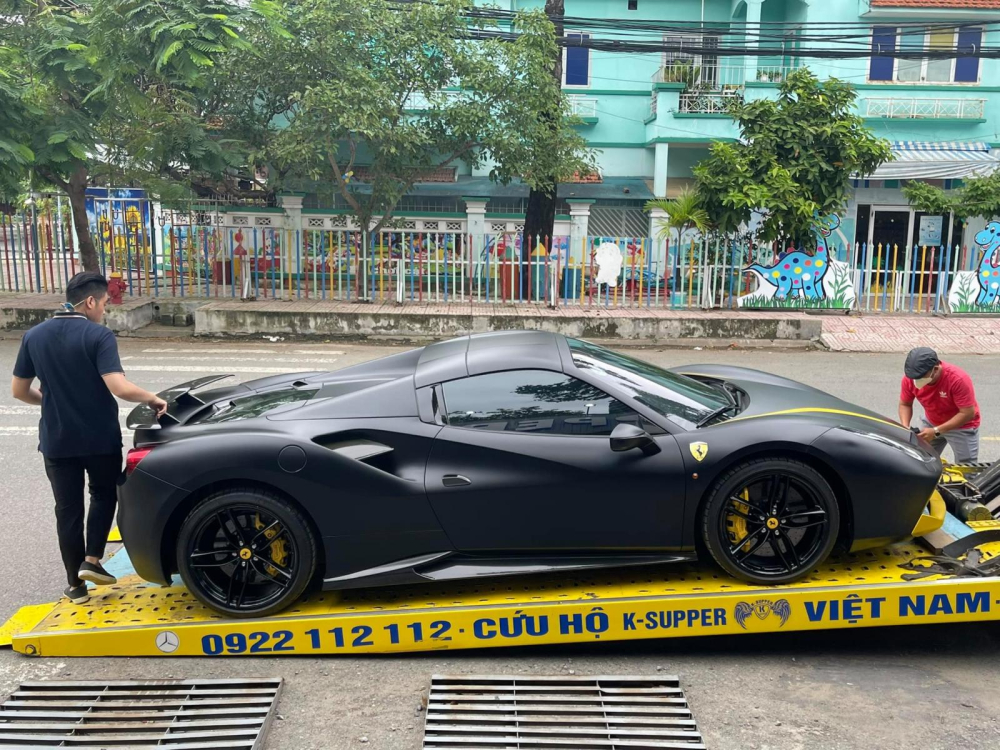 Một năm 2021 đầy ph&aacute;t t&agrave;i của CEO chuỗi nh&agrave; thuốc lớn nhất Việt Nam, chốt năm cũ bằng si&ecirc;u xe mui trần Ferrari 488 Spider