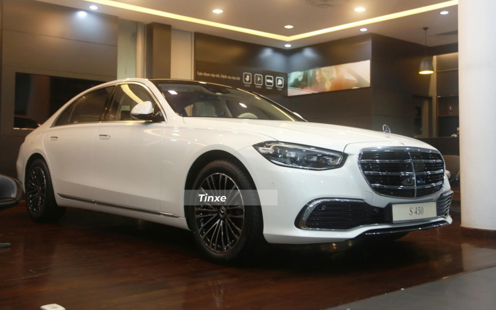 Xe đ&atilde; c&oacute; mặt tại đại l&yacute; để phục vụ kh&aacute;ch h&agrave;ng Việt