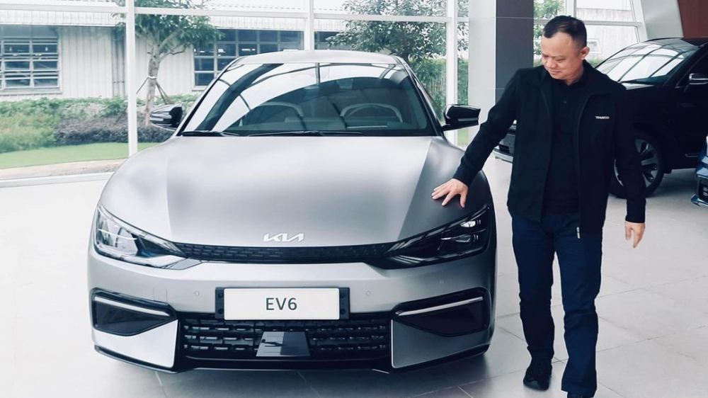 KIA EV6 xuất hiện tại nhà máy Chu Lai của THACO cùng giám đốc kinh doanh Võ Minh. (Ảnh: Võ Minh)