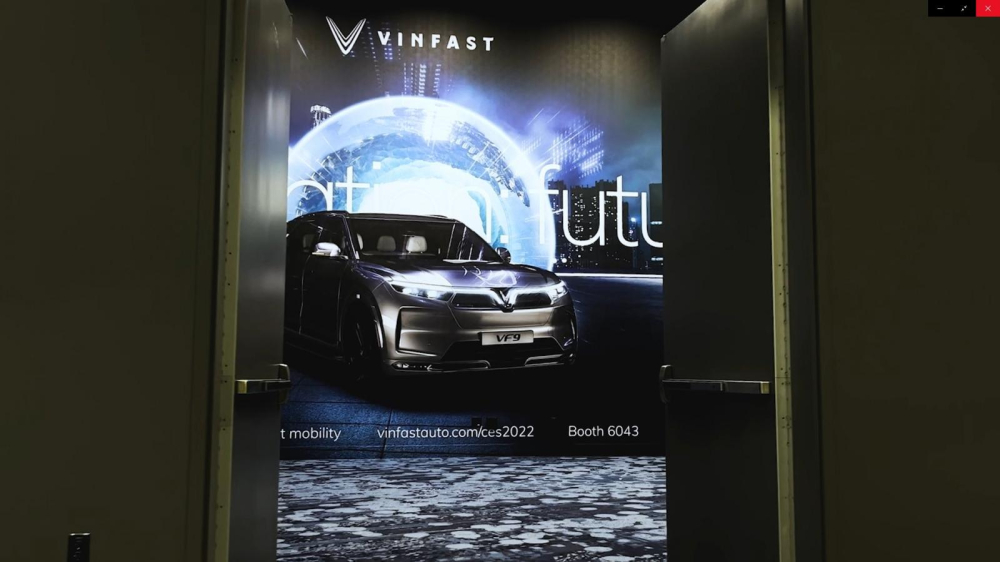Poster quảng c&aacute;o tại triển l&atilde;m CES 2022 của h&atilde;ng xe Việt c&oacute; sự xuất hiện của VinFast VF e36 với t&ecirc;n gọi mới l&agrave; VF9.