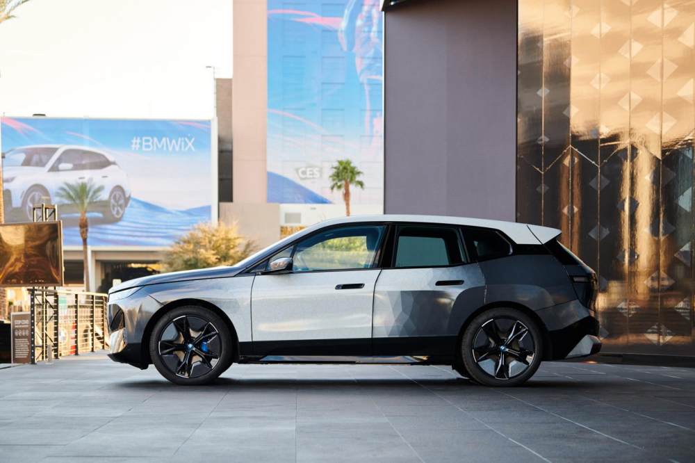 Chiếc BMW iX Flow có thể chuyển từ màu xám sang trắng và ngược lại