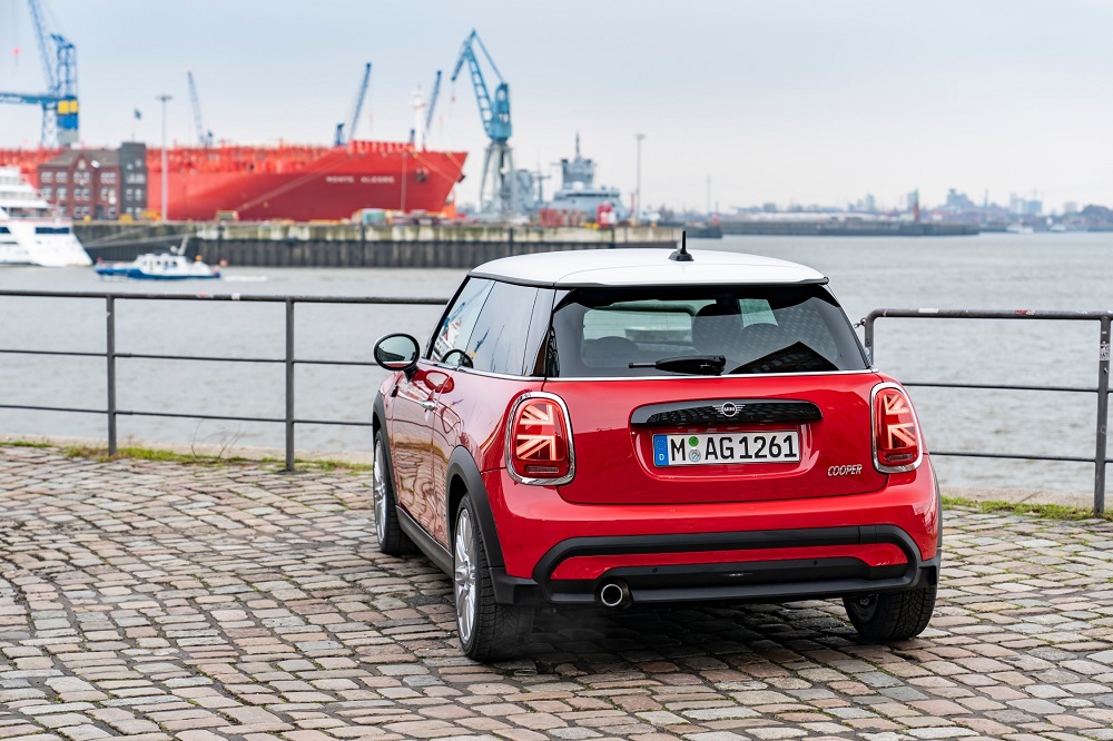 Mini Cooper 3 cửa nh&igrave;n từ đằng sau