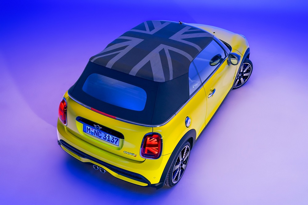 Họa tiết Union Jack m&agrave;u x&aacute;m titan dệt tr&ecirc;n mui của Mini Cooper Convertible 2022
