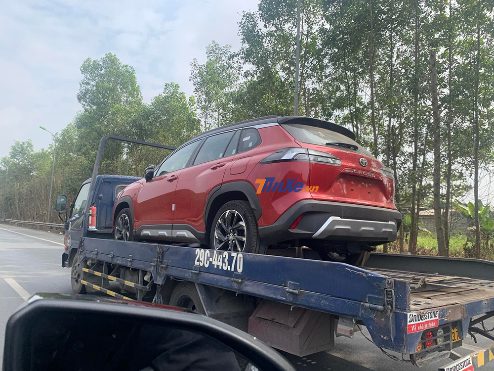 Toyota Corolla Cross GR Sport 2022 còn có vỏ đèn hậu màu tối