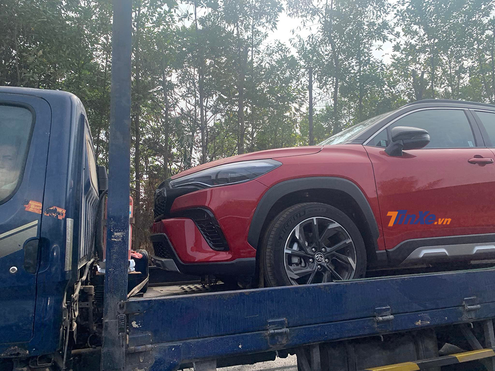 Toyota Corolla Cross GR Sport 2022 được bổ sung đầu xe khác biệt với bản thường