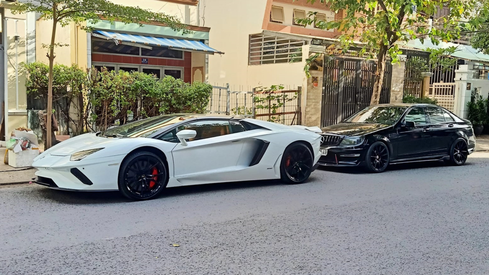 Và xe được nâng cấp lên đầu xe Lamborghini Aventador S
