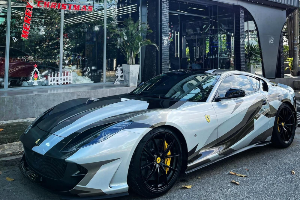 Lộ diện chủ xe Ferrari 812 Superfast tại Hà Nội, mới 9X còn sở hữu Rolls-Royce Cullinan Black Badge