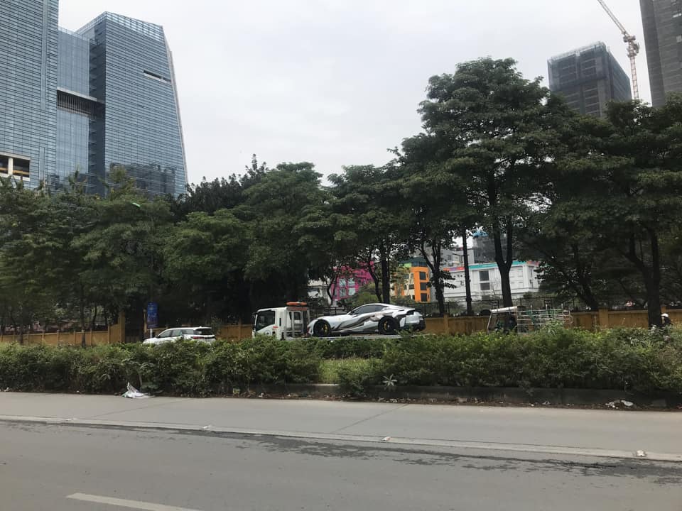 Hình ảnh chiếc xe Ferrari 812 Superfast được vận chuyển bằng xe chuyên dụng từ Sài thành ra Hà Nội