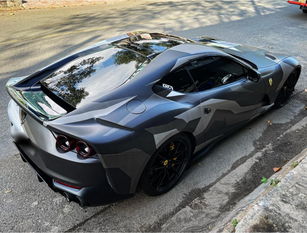 Chiếc siêu xe Ferrari 812 Superfast này mang màu camo