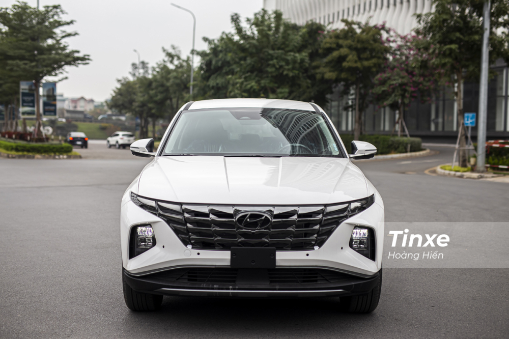 Cụm đ&egrave;n chiếu s&aacute;ng thiết kế ho&agrave; trộn đẹp mắt với lưới tản nhiệt.