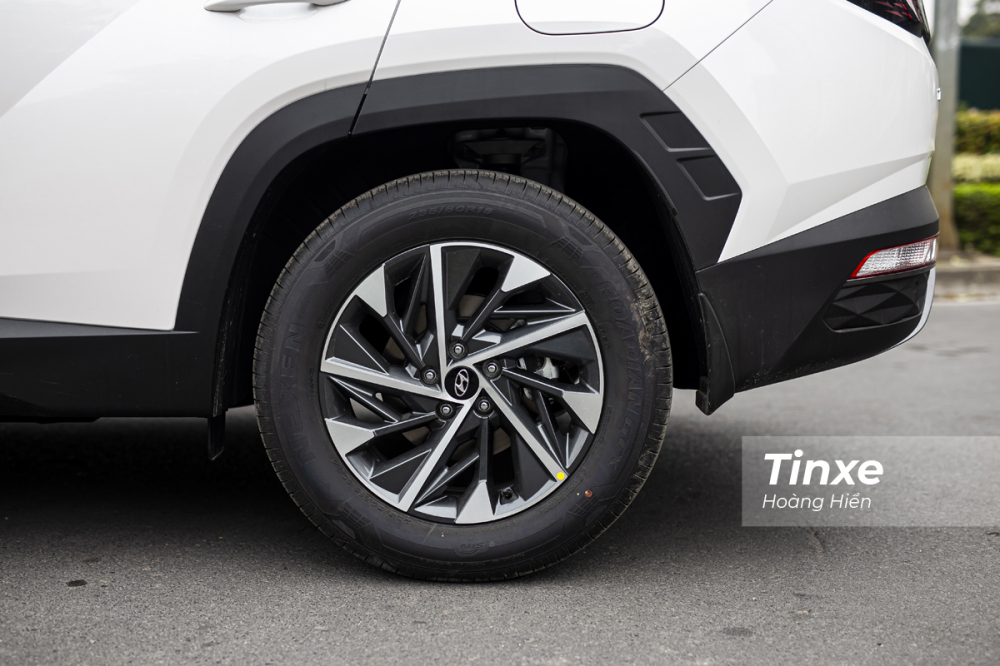 Hyundai Tucson 2022 c&oacute; tới 3 k&iacute;ch thước v&agrave;nh kh&aacute;c nhau từ 17-19 inch tuỳ theo phi&ecirc;n bản.