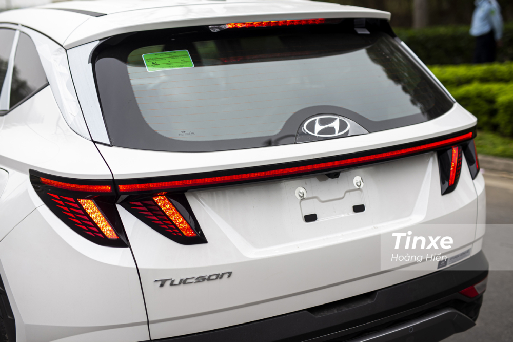 Đ&egrave;n hậu ph&iacute;a sau Hyundai Tucson 2022 thiết kế đẹp mắt v&agrave; đồng điệu với cụm đ&egrave;n chiếu s&aacute;ng đầu xe.