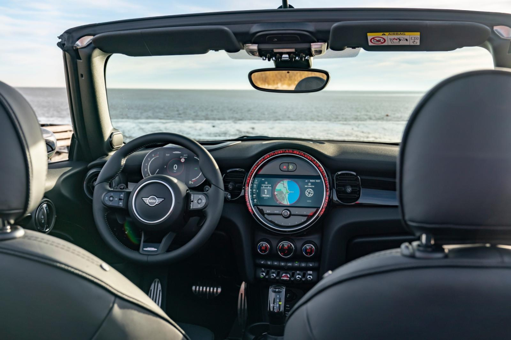 Nội thất bên trong MINI John Cooper Works 2022.