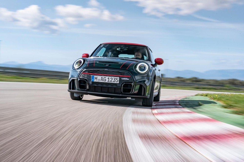 MINI John Cooper Works 2022 đã chính thức được ra mắt tại Việt Nam.