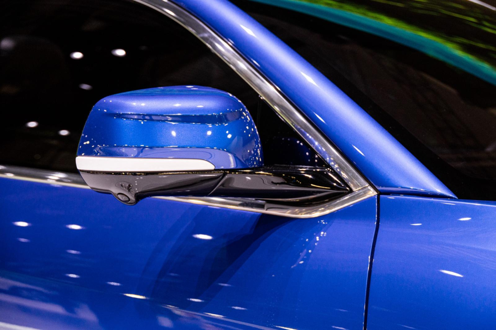 Gương chiếu hậu c&oacute; sự xuất hiện của camera.