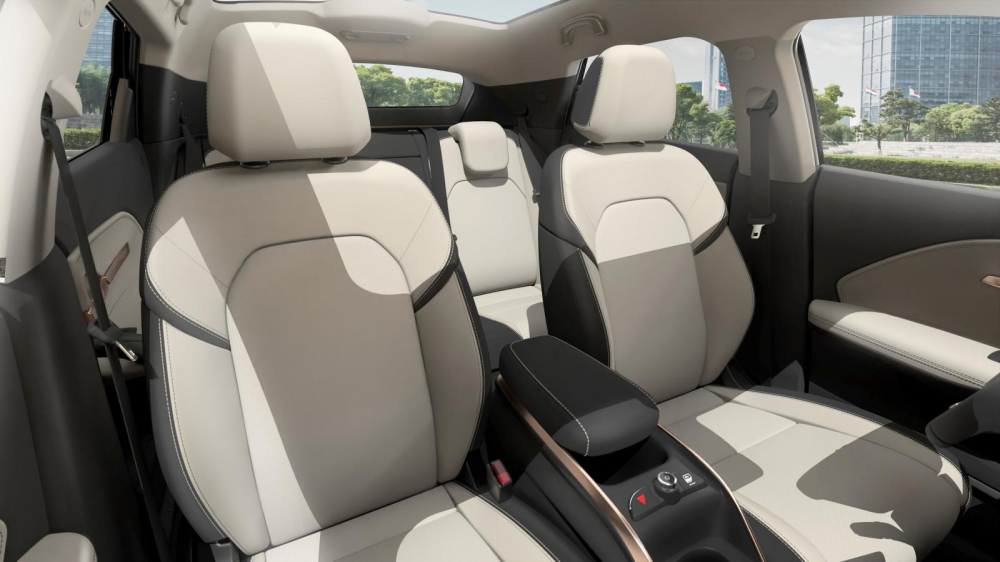 Cửa sổ trời to&agrave;n cảnh kh&aacute; lớn, phủ cả 2 h&agrave;ng ghế.