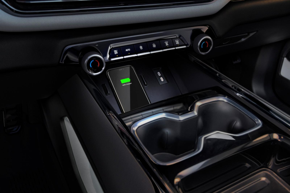 Sạc điện thoại thông minh không dây của Chevrolet Silverado EV 2024