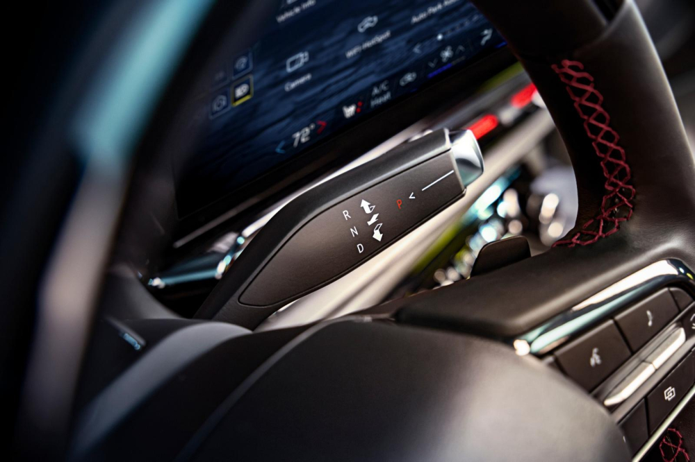 Cần số của Chevrolet Silverado EV 2024 đặt trên cột lái