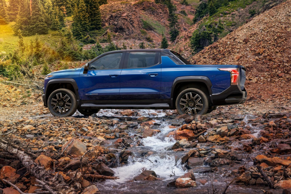 Chevrolet Silverado EV 2024 sở hữu thiết kế sườn xe mượt mà