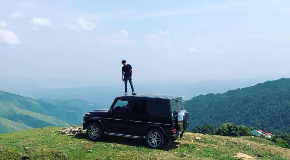 Chiếc xe Mercedes-Benz G-Class và Cường Đô-la trong năm xưa về quê nhà vợ