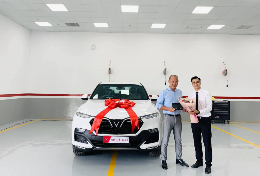 Bản thân anh Hải cũng đang sử dụng một chiếc VinFast Lux SA2.0 nhưng anh cho rằng hoàn toàn không có gì phải lo lắng về vấn đề phụ tùng thay thế kể cả khi hãng xe Việt dừng sản xuất xe xăng.
