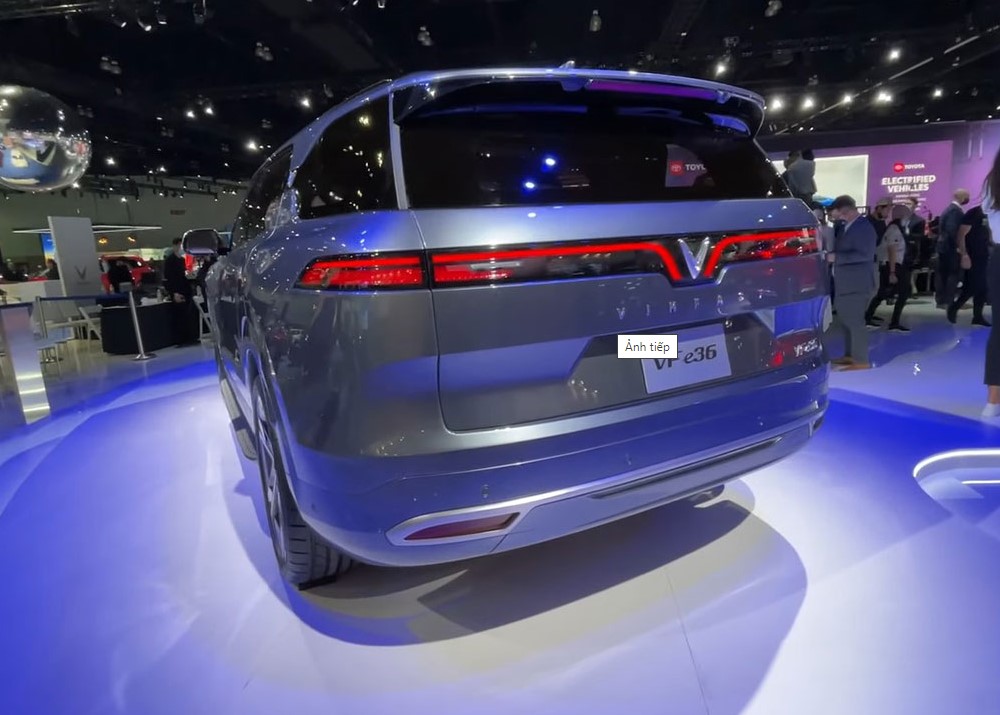 Đu&ocirc;i xe vẫn l&agrave; c&oacute; sự xuất hiện của cụm đ&egrave;n hậu thiết kế quen thuộc