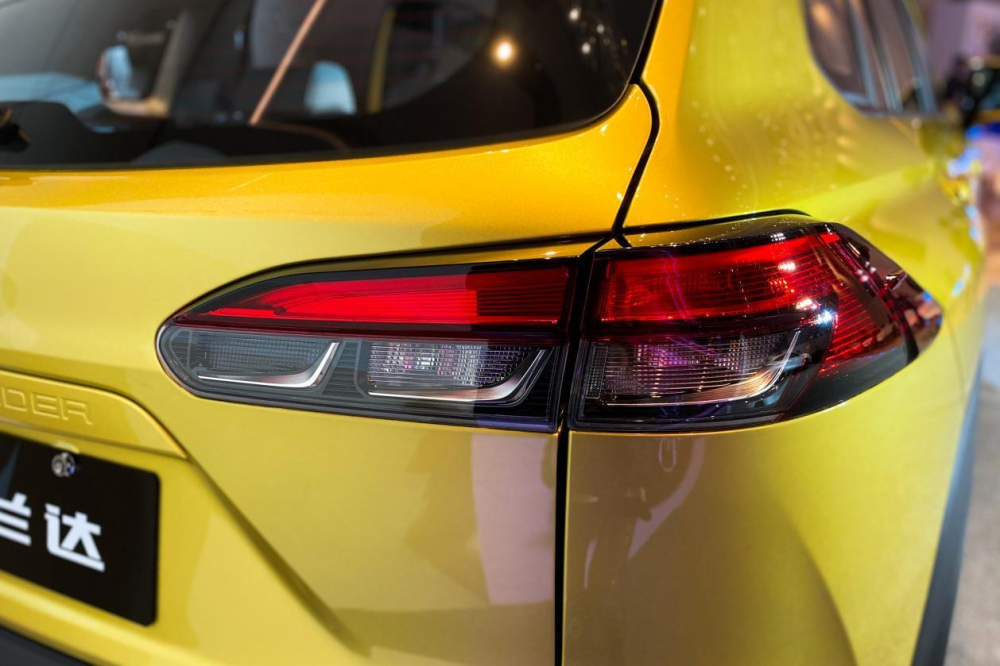 Đ&egrave;n hậu của Toyota Frontlander 2022