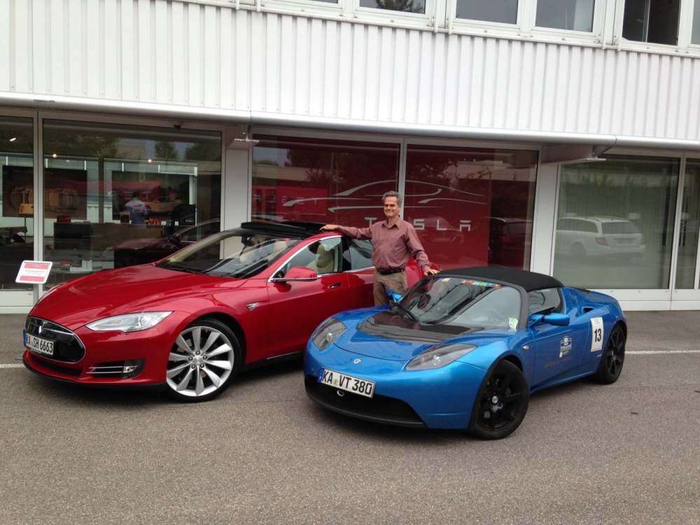 &Ocirc;ng Hansj&ouml;rg chụp với 2 chiếc &ocirc; t&ocirc; điện Tesla của m&igrave;nh