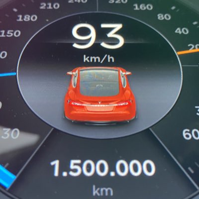 Ảnh chụp bảng đồng hồ của chiếc Tesla Model S khi chạm mốc 1,5 triệu km