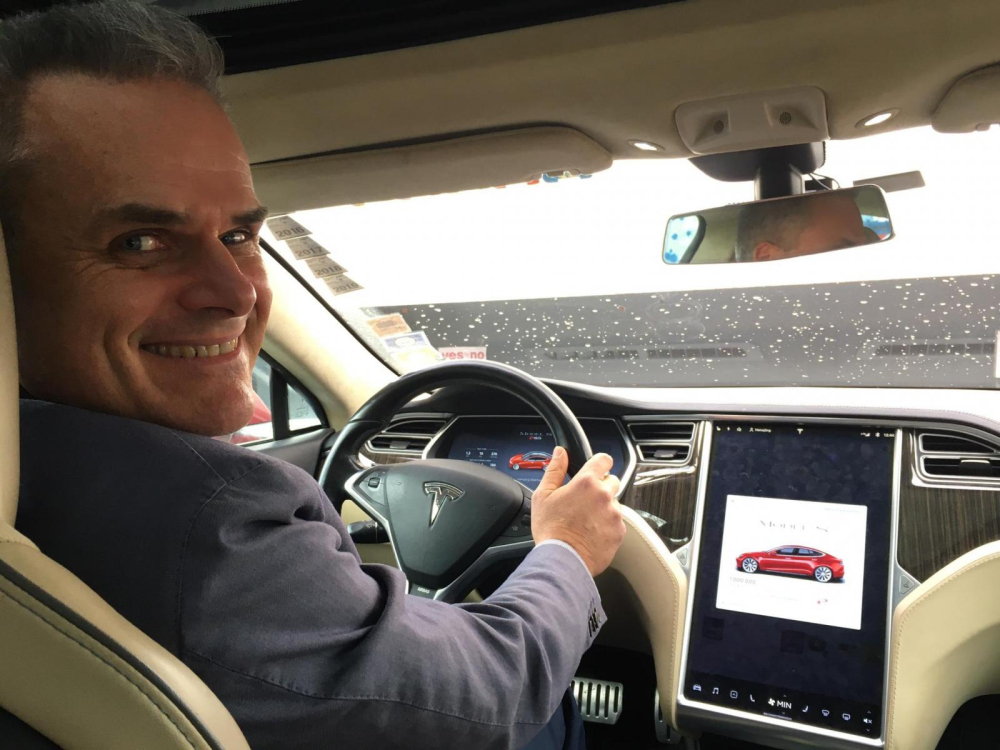 &Ocirc;ng Hansj&ouml;rg cầm l&aacute;i chiếc Tesla Model S của m&igrave;nh