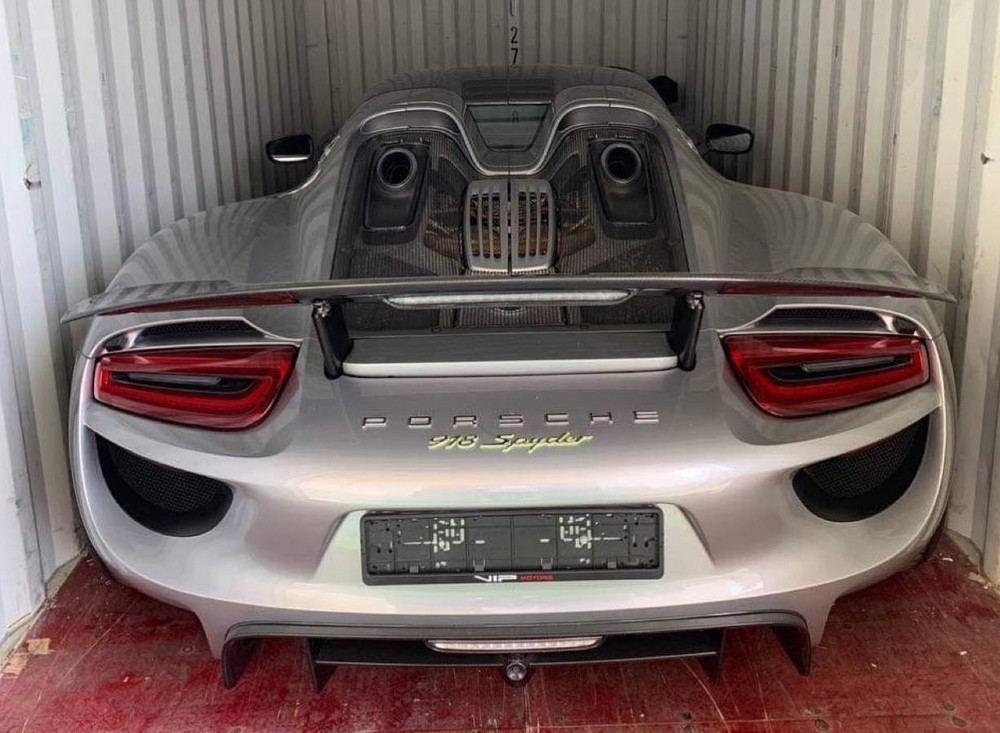 Porsche 918 Spyder được nhập khẩu về Campuchia để l&agrave;m giấy tờ cũng như ra biển số trước khi vận chuyển qua cửa khẩu Việt Nam, thẳng tiến về S&agrave;i th&agrave;nh b&agrave;n giao cho chủ xe