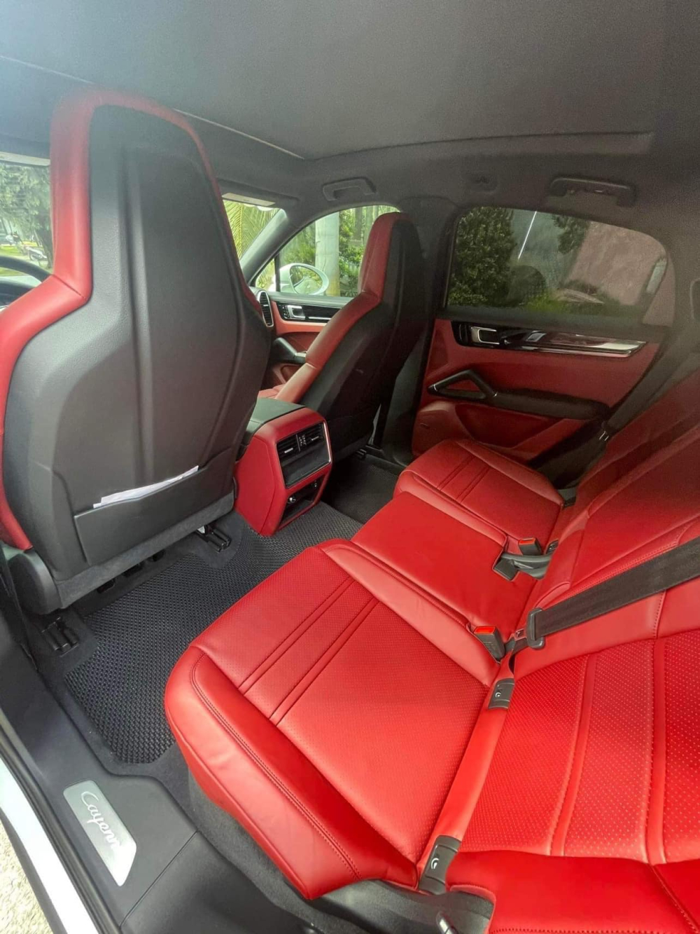 Còn đây là hàng ghế sau của xe Porsche Cayenne Coupe Còn đây là hàng ghế sau của xe Porsche Cayenne Coupe