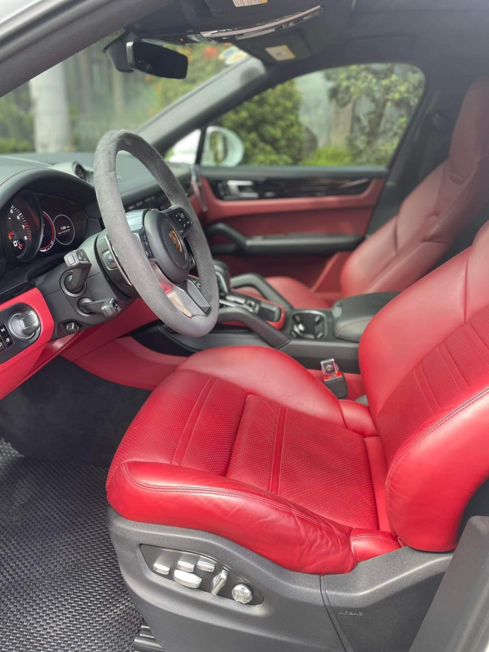 Nội thất chiếc xe Porsche Cayenne Coupe này có màu đỏ Nội thất chiếc xe Porsche Cayenne Coupe này có màu đỏ