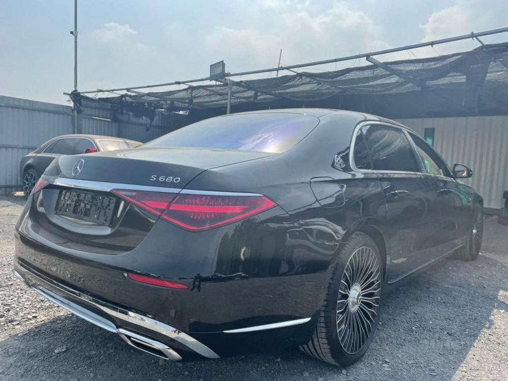 Chiếc xe Mercedes-Maybach S680 n&agrave;y c&oacute; m&agrave;u đen