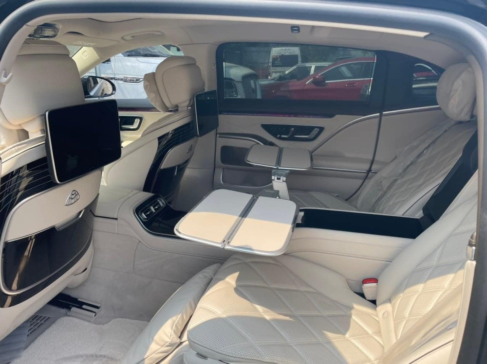 Khoang nội thất của xe Mercedes-Maybach S680 Khoang nội thất của xe Mercedes-Maybach S680